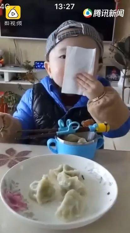 小孩拿成人筷子视频播放,小朋友学用成人筷子的欢乐瞬间
